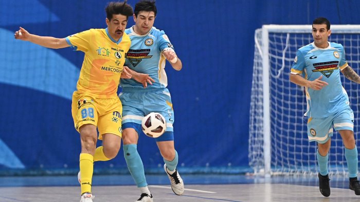 coppa italia eliminata la sandro abate vince il napoli 2 1