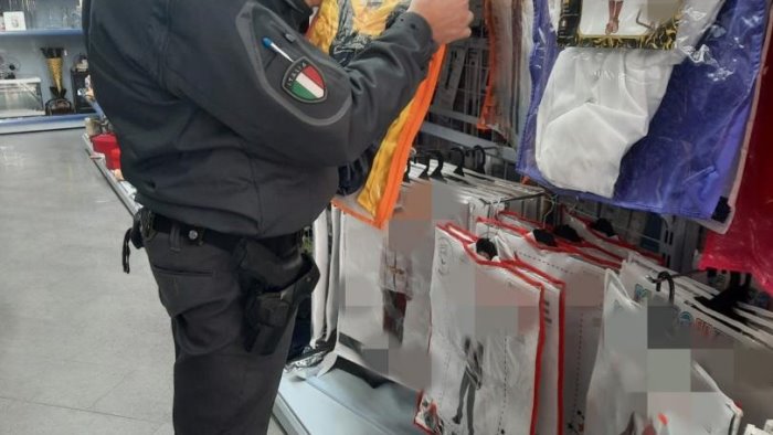 blitz di carnevale a vallo della lucania sequestrati 10mila articoli irregolari
