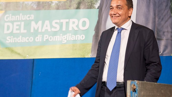 crisi al comune di pomigliano d arco sfiduciato il sindaco giallorosso