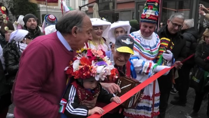 10 gruppi folkloristici e 500 figuranti avellino riabbraccia il suo carnevale
