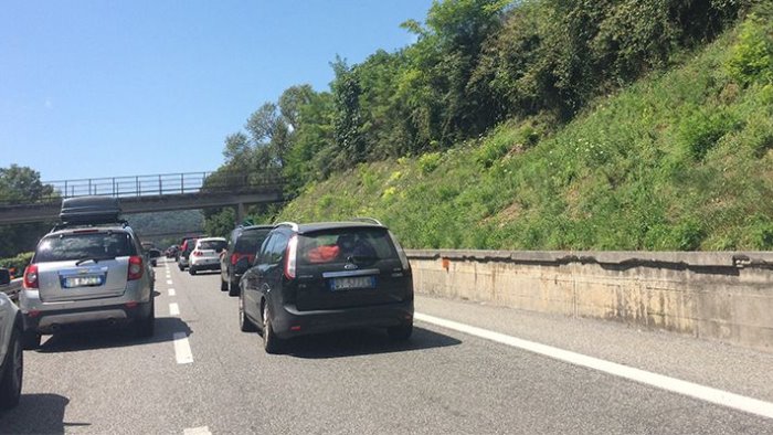 incidente tra due mezzi pesanti sull autostrada del mediterraneo caos traffico