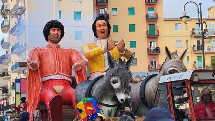 grande successo per le sfilate dei carri allegorici al carnevale di agropoli