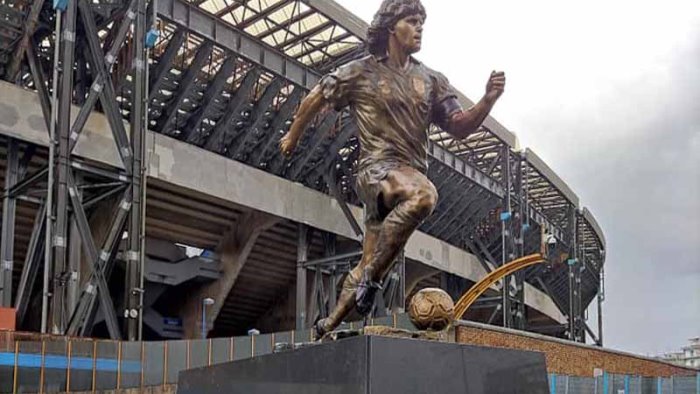 statua di maradona rifiutata dal comune di napoli pelliccia la prendiamo noi