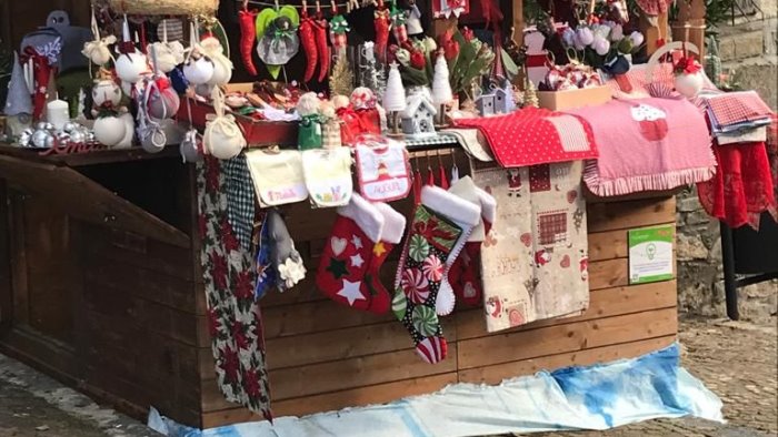 gli artigiani si riuniscono intorno all associazione donne in arte ad agropoli