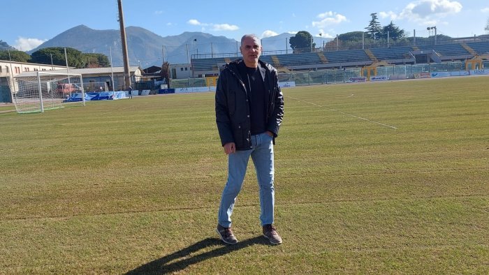 pugno all allenatore della nocerina maxi daspo per un ultras della cavese