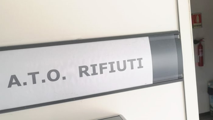 caos rifiuti giuditta contro d alessio l ato e una polveriera