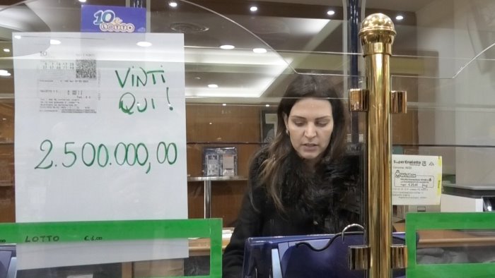 con 3 euro vince 2 milioni e mezzo nella tabaccheria aperta da 2 mesi