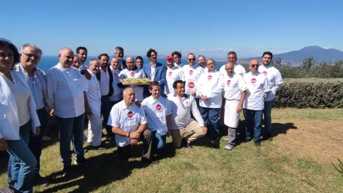 vico equense ecco la prima denominazione con la tradizionale pizza a aetro