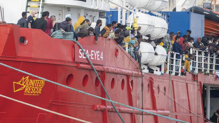 migranti in arrivo a napoli la sea eye con donne e bambini