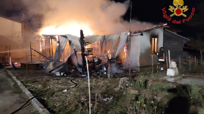 abitazione in fiamme a paternopoli 94enne riesce a mettersi in salvo