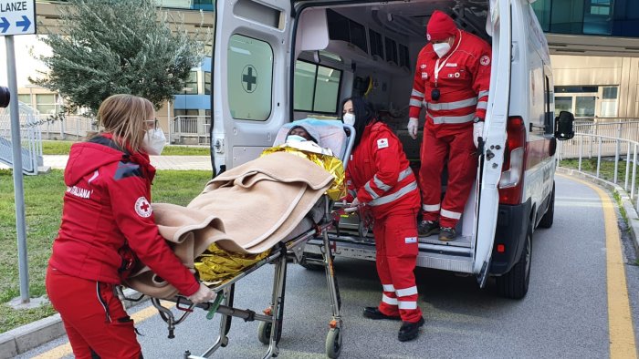 migranti a napoli 2 morti a bordo feriti donne gravide e bambini in ospedale
