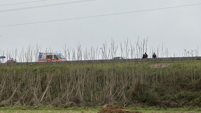 investita e uccisa mentre va al lavoro l ennesima tragedia sulla statale 18