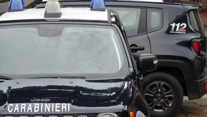 ariano scaraventata a terra mentre si reca a scuola caccia all auto pirata