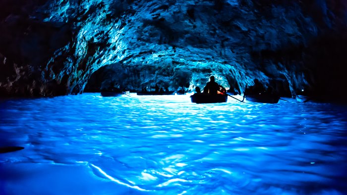 capri il mare della grotta azzurra restituisce i tesori del ninfeo imperiale