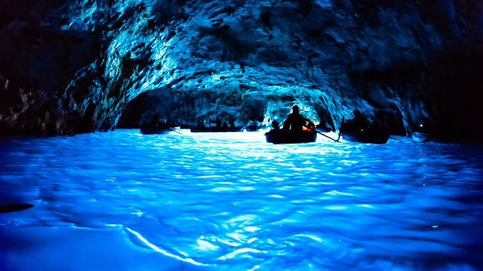 capri il mare della grotta azzurra restituisce i tesori del ninfeo imperiale