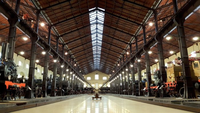 amori in viaggio una caccia romantica tra le locomotive di pietrarsa