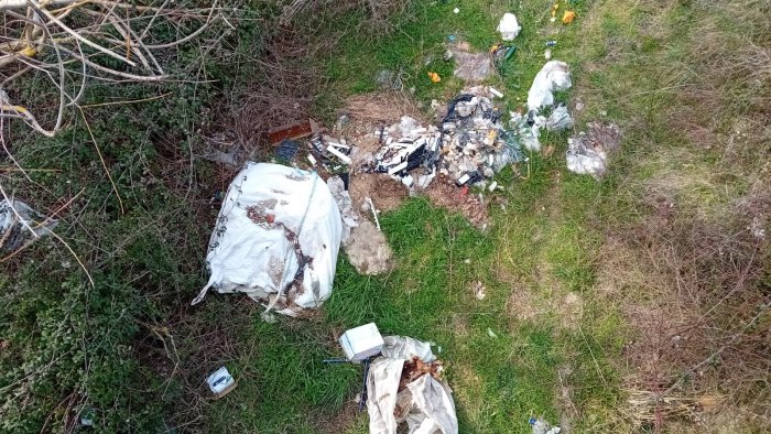 nessuna discarica abusiva a cielo aperto a bisaccia arriva la smentita