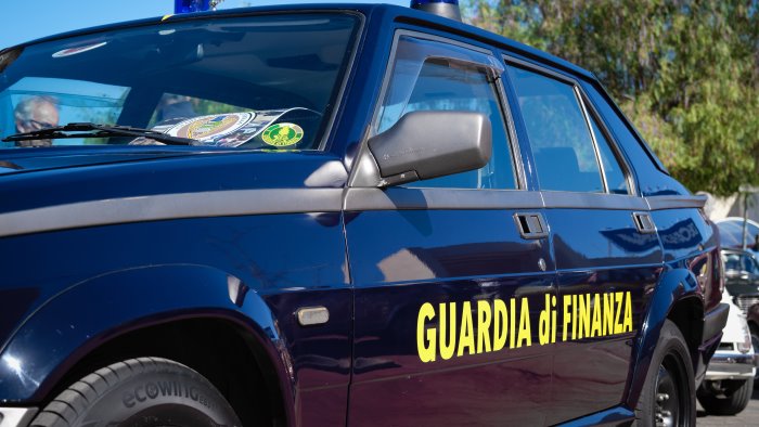 nullatenenti ma proprietari di centinaia di auto acquistate all estero