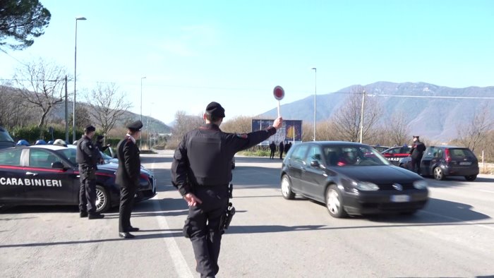 al controllo dei carabinieri esibisce la patente del fratello denunciato 60enne