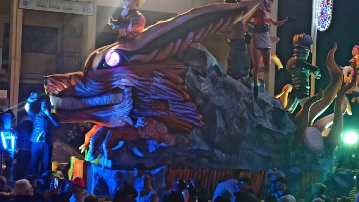 carnevale di saviano pronti per la sfilata degli 11 carri allegorici