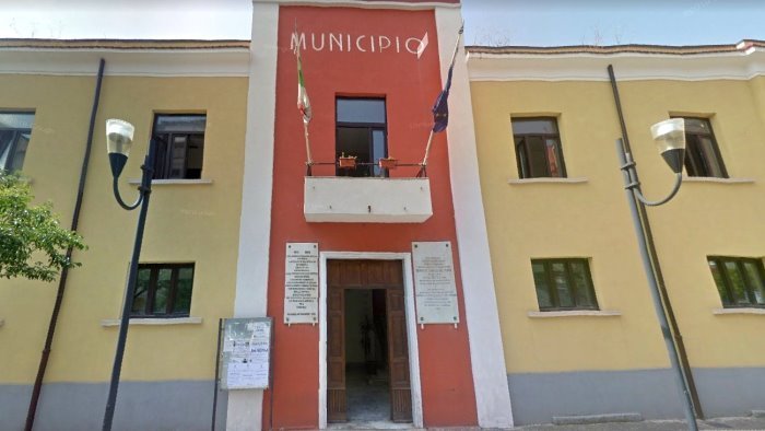 eboli casa in fiamme e sotto sequestro donna si incatena dinanzi al comune