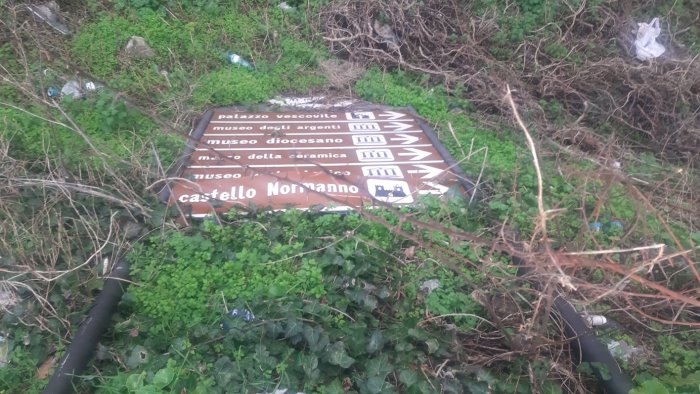 ariano bacheca con tabelle turistiche finisce sotto una ringhiera causa vento