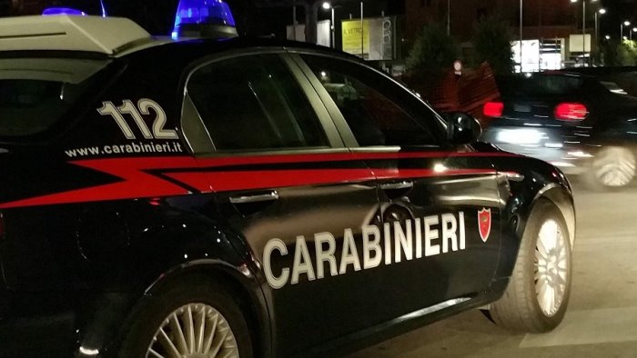 picchia uno zio con un coltello minaccia i carabinieri arrestato un 21enne