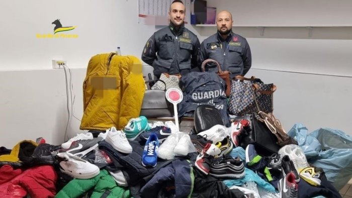 donati alle donne vittima di violenza i capi d abbigliamento sequestrati