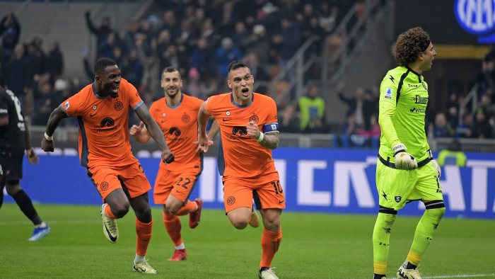 salernitana vergogna a san siro l inter cala il poker e umilia i granata