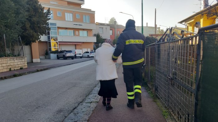 resta fuori casa un vigile del fuoco l accompagna sotto braccio
