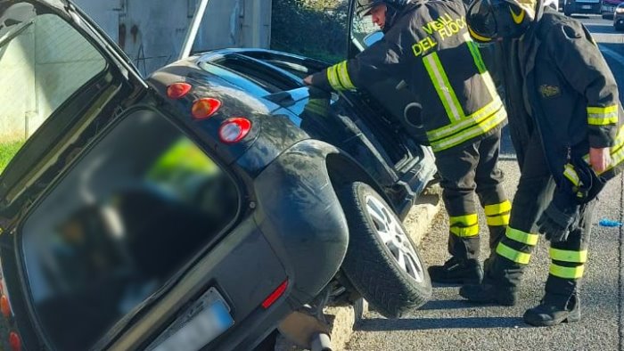 auto sbanda e finisce in una cunetta paura per una donna rimasta incastrata