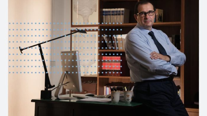 ariano luparella la crisi al comune approda in aula e sfocia nel grottesco