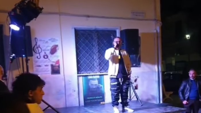 naso rotto ad un suo allievo rapper indignato rinuncia al concerto