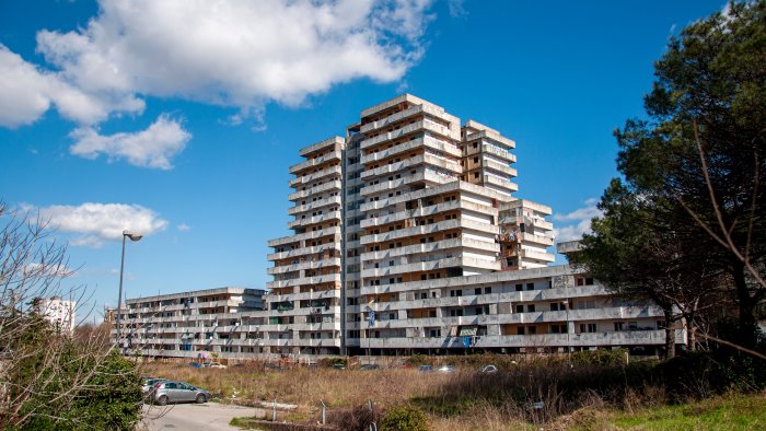 scampia da fine febbraio giu le ultime vele parte anche taverna del ferro