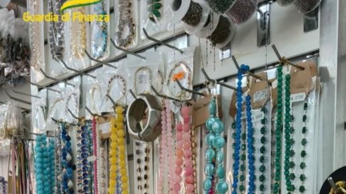bijoux e collanine artigianali sequestrati due milioni di prodotti illegali