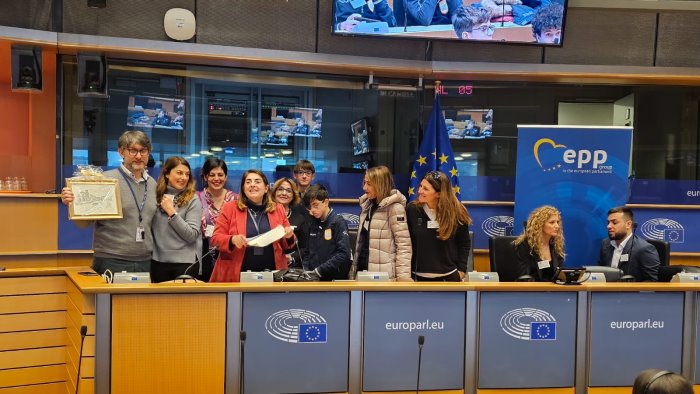 cava gli studenti della scuola media balzico in visita a bruxelles