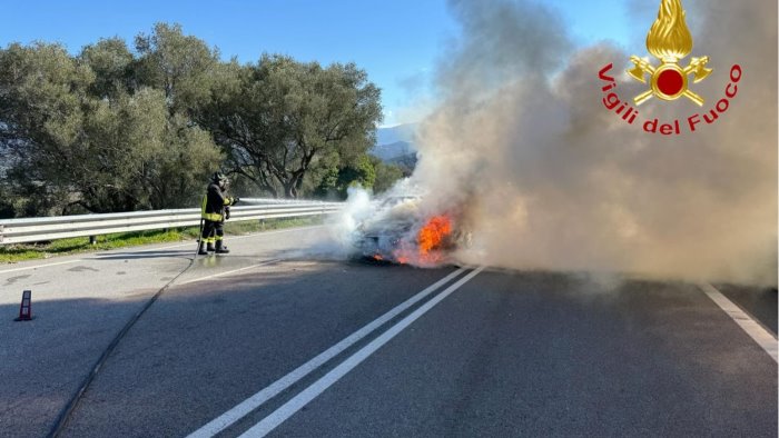 momenti di terrore sulla statale cilentana auto distrutta dalle fiamme