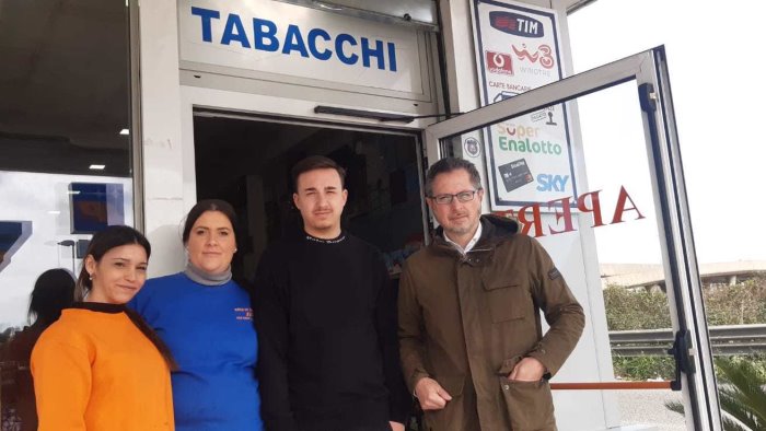 napoli subisce due rapine in una settimana 31 mila euro di danni