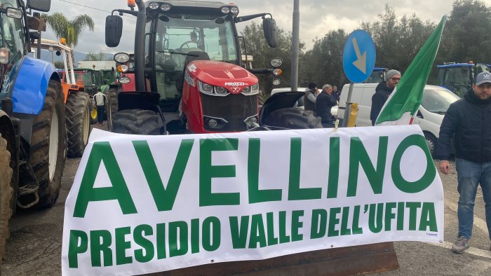 protesta degli agricoltori si rafforza il presidio valle dell ufita
