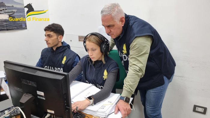 scoperta a portici ed ercolano la centrale internazionale del riciclaggio