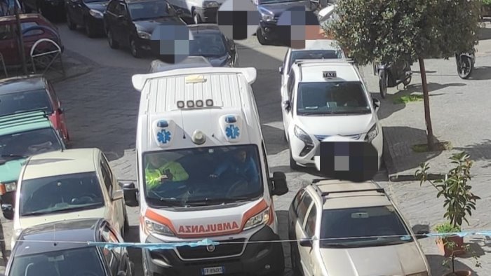 ambulanza bloccata vigili salvano intervento e puniscono gli automobilisti