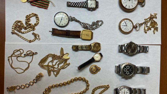 si fingono appartenenti alle forze dell ordine e rubano gioielli per 70mila euro