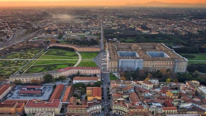 caserta aspetta mattarella intanto vanvitelli diventa cittadino benemerito