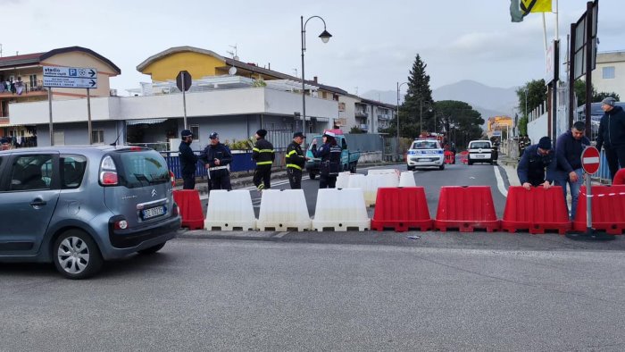 cedimento sul ponte tra nocera superiore e inferiore chiusa la zona