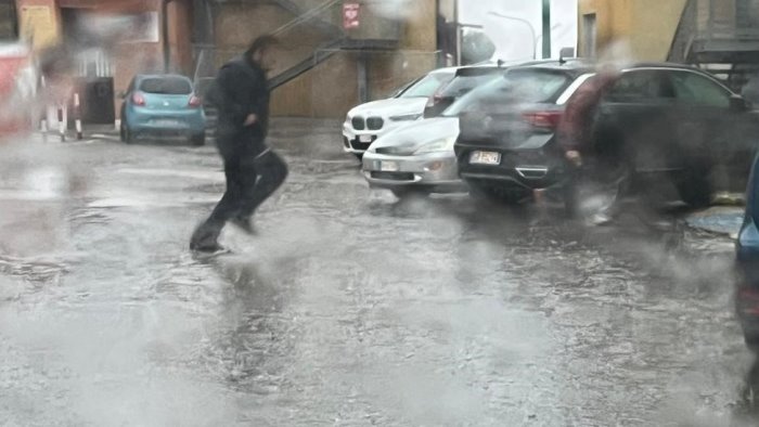 ariano grate intasate e il piazzale si allaga disagi davanti alle scuole
