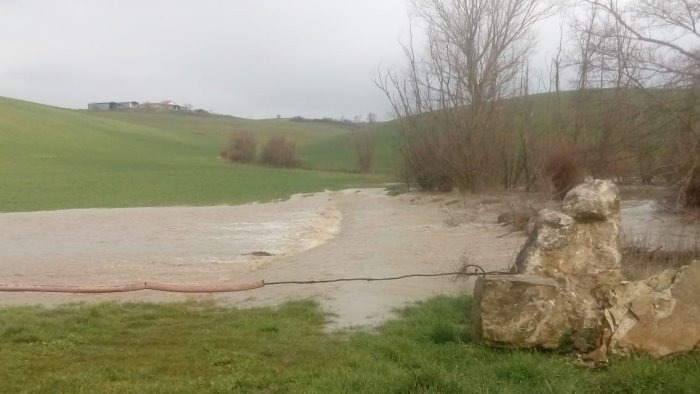ariano esonda il torrente lavella nelle campagne di difesa grande