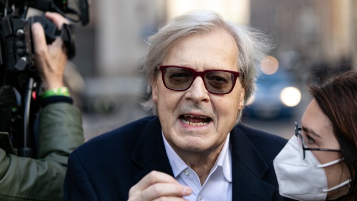 sgarbi e l elogio delle dimissioni da sottosegretario molto lente