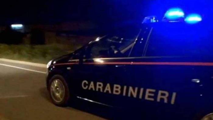 fuggono dopo un furto in abitazione e speronano i carabinieri due arresti