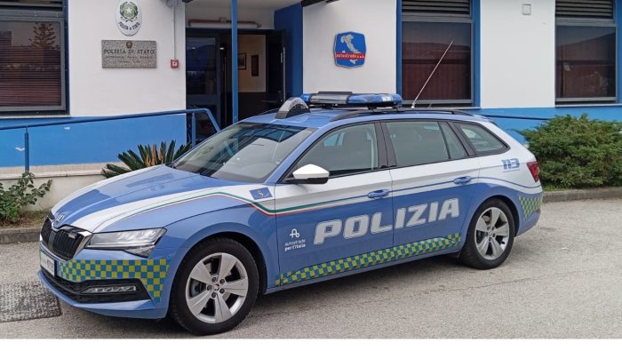 non si ferma all alt fugge contro mano e poi lo schianto arrestato un 21enne