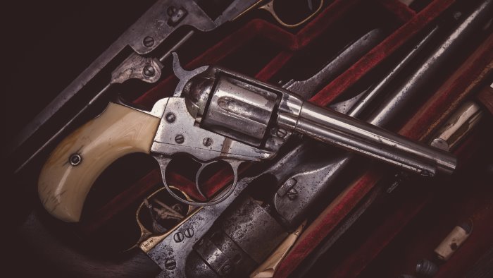 bimbo di 6 anni chiede al padre papa dove vai con quella pistola